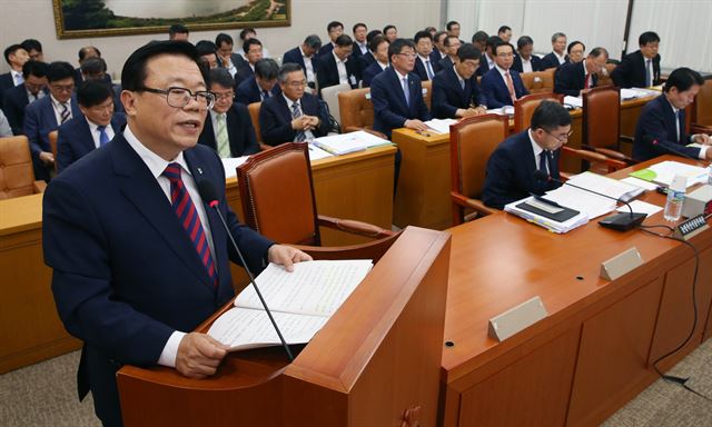 이동필 농림축산식품부 장관이 27일 국회에서 열린 국회 농림축산식품해양수산위원회 전체회의에서 업무보고를 하고 있다. 뉴스1