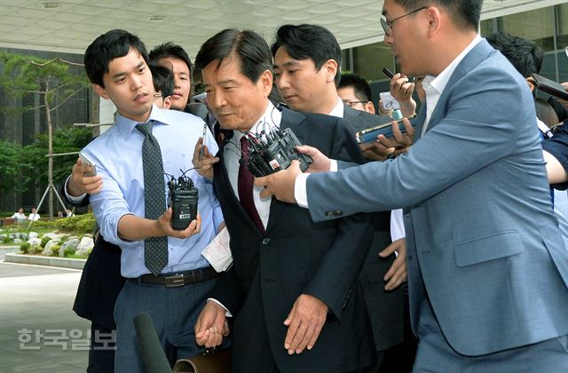 [저작권 한국일보] 남상태 대우조선해양 전 사장이 사장 재임시 비리와 관련한 조사를 받기 위해 피의자 신분으로 27일 오전 서울 서초구 서울고검으로 출석하고 있다. 서재훈기자 spring@hankookilbo.com