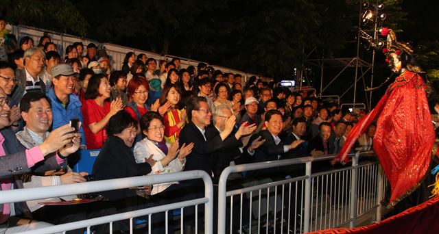 권영진 대구시장 등 대구시와 의회 관계자들이 공연을 관람하고 있다. 대구시 제공/2016-06-28(한국일보)