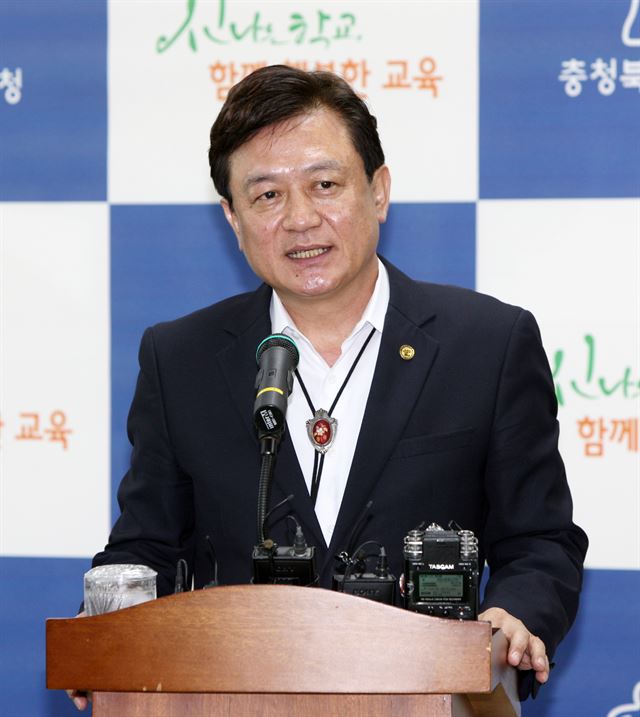 김병우 충북도교육감이 28일 기자회견을 갖고 “누리과정 부족분을 전액 편성하겠다”고 밝히고 있다. 충북도육청 제공