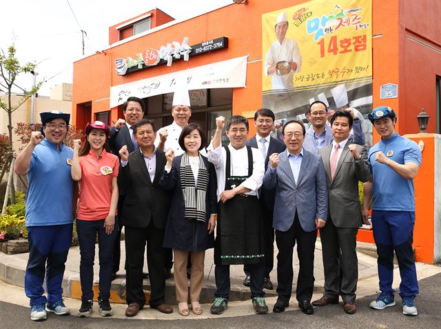 ‘맛있는 제주만들기’ 14호점인 제주 한경면의 ‘제주 돔베 막국수’가 지난달 19일 개장했다. 호텔신라 제공