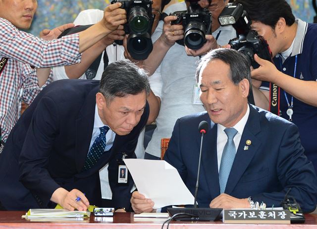 박승춘(오른쪽) 국가보훈처장이 28일 국회 정무위 전체회의에서 더불어민주당 김해영 의원이 공개한 메시지 내용을 전달받은 뒤 최완근 차장과 대화하고 있다. 김 의원은 박 처장이 해임촉구결의안에 대한 법적인 대응을 위해 변호사 선임을 했다며 이와 관련해 부하직원과 주고 받은 문자메시지 내용을 공개했다. 오대근 기자 inliner@hankookilbo.com