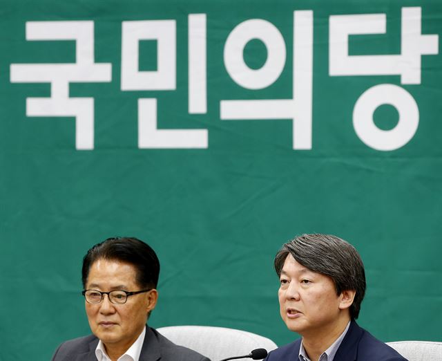 안철수(오른쪽) 국민의당 상임공동대표가 28일 오후 국회에서 의원총회를 마친 뒤 총선 홍보비 리베이트 의혹으로 검찰 수사를 받고 있는 박선숙, 김수민 의원과 관련한 당의 결정을 발표하고 있다. 연합뉴스