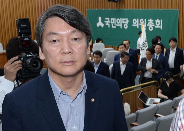 안철수 국민의당 상임 공동대표가 28일 오후 국회에서 의원총회에서 박선숙, 김수민 의원에 대한 당의 대응 방침을 발표한 뒤 굳은 표정으로 회의장을 나서고 있다. 오대근기자 inliner@hankookilbo.com