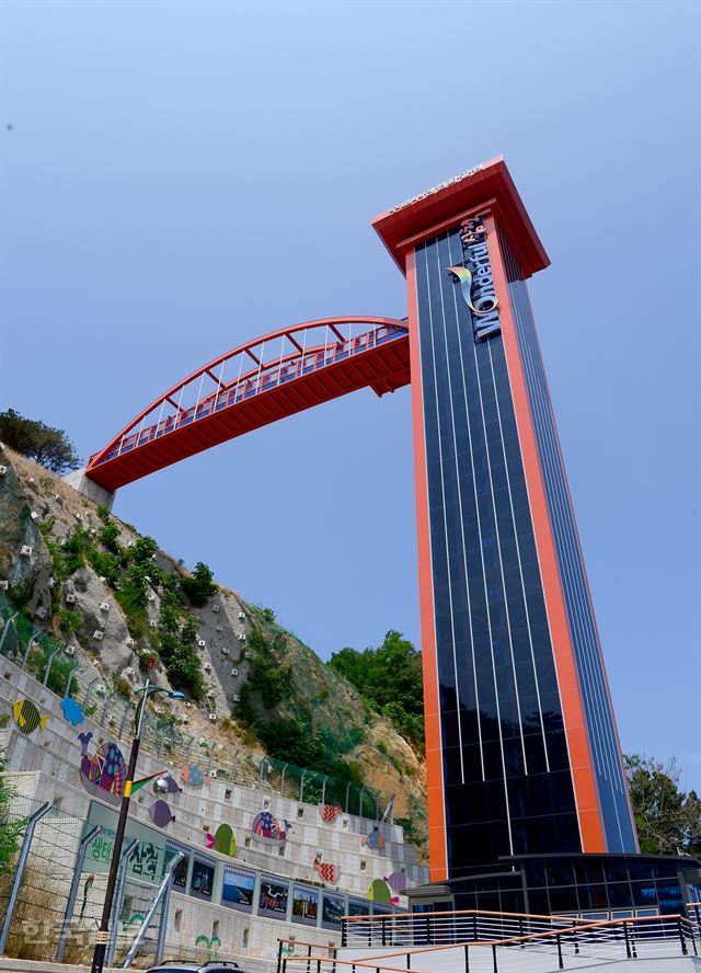 수로부인헌화공원으로 연결되는 수직 엘리베이터.