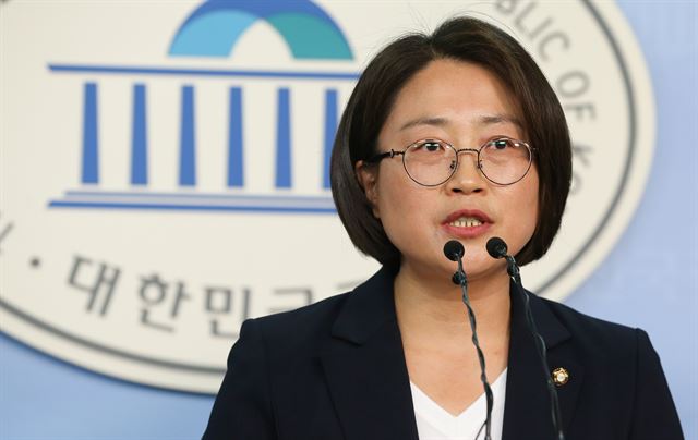 국회 외교통일위원회 배정에 반발해 농성에 돌입한 추혜선 정의당 의원이 29일 서울 여의도 국회 정론관에서 농성 중단 기자회견을 하고 있다. 뉴스1