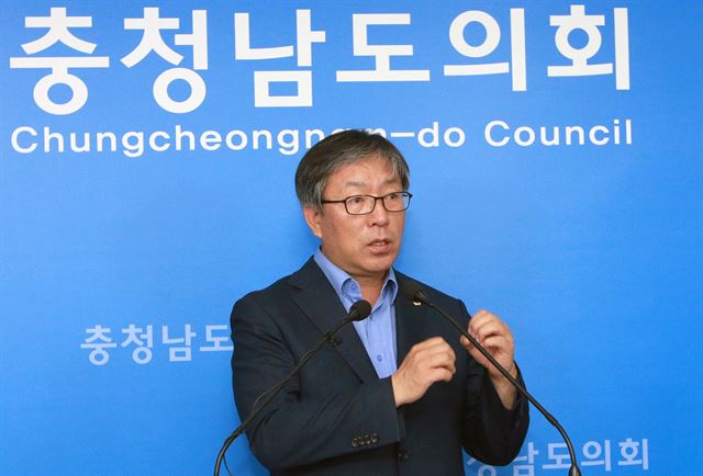 김종문 충남도의원이 29일 도의회 브리핑룸에서 충남도교육청 직원과 통신회사 직원간 스쿨 넷 사업과 관련한 유착의혹을 폭로하고 있다.