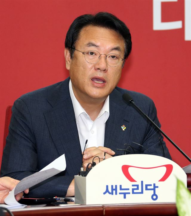 정진석 새누리당 정진석 원내대표가 30일 서울 여의도 당사에서 열린 혁신비상대책위원회 회의에서 모두 발언을 하고 있다. 연합뉴스