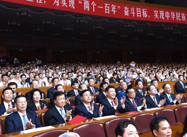 시진핑 중국 국가주석(앞줄 가운데) 등 최고지도부 7명이 29일 베이징 인민대회당에서 열린 중국공산당 창당 95주년 기념 음악회에 참석, 공연을 관람하며 박수를 치고 있다. 베이징=신화 뉴시스