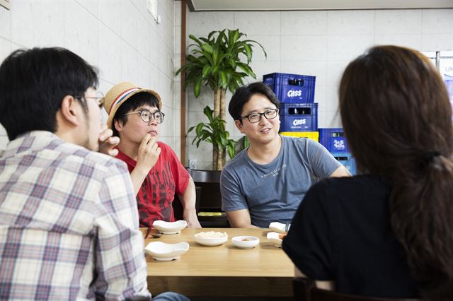 진미평양냉면에서 평양냉면이 나오길 기다리는 냉면미식단. 왼쪽 위부터 시계방향으로 김작가, 윤성호, 이해림, 박준우씨.