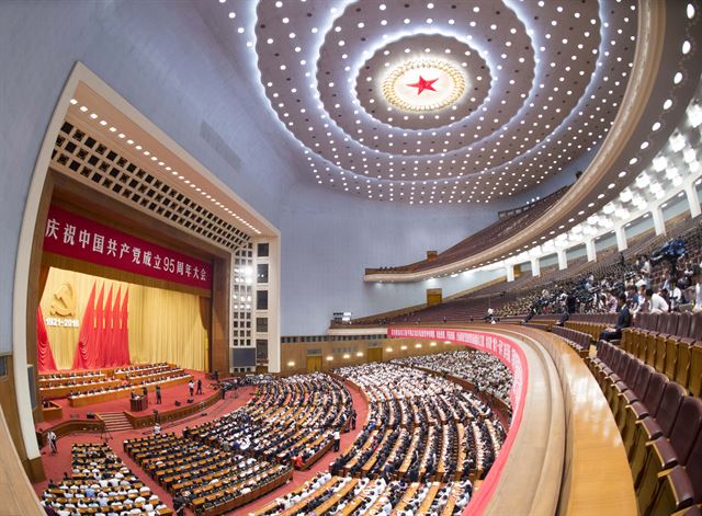 중국공산당 창립 95주년 기념식이 1일 베이징의 인민대회당에서 열리고 있다. 베이징=신화 연합뉴스.