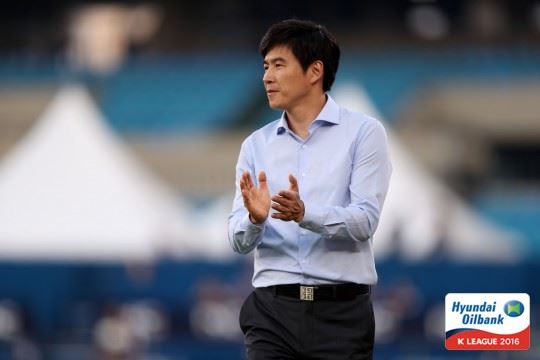 박건하 서울 이랜드FC 감독이 3일 부천FC와 경기를 지휘하고 있다. 박 감독은 2-1로 승리하며 프로 사령탑 데뷔승을 기록했다. 프로축구연맹 제공