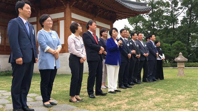 더불어민주당 을지로위원회에 새로 참가한 의원들이 지난달 국회 내 사랑재에서 열린 신입회원 환영회에서 인사를 하고 있다. 을지로위원회 제공