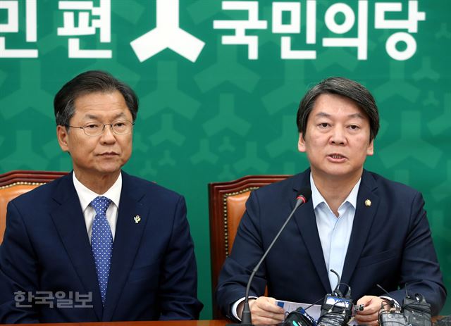 안철수, 천정배 국민의당 상임 공동대표가 지난달 29일 국회에서 대표직 동반사퇴 의사를 밝히고 있다.고영권기자youngkoh@hankookilbo.com