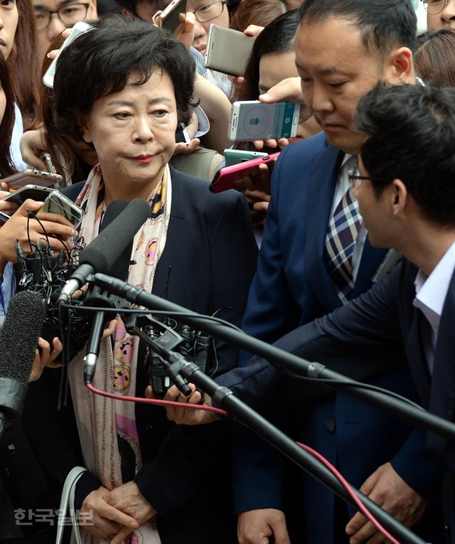 [저작권 한국일보]신영자 롯데장학재단 이사장이 지난 1일 '면세점 입점·관리 청탁'과 함께 금품 수수 혐의로 서울중앙지검에 피의자 신분으로 소환되고 있다. 신 이사장은 정운호 전 대표로부터 네이처리퍼블릭의 롯데면세점 입점과 매장 관리에 편의를 봐 달라는 청탁과 함께 부당한 금품을 챙긴 혐의를 받고 있다. 서재훈기자 spring@hankookilbo.com