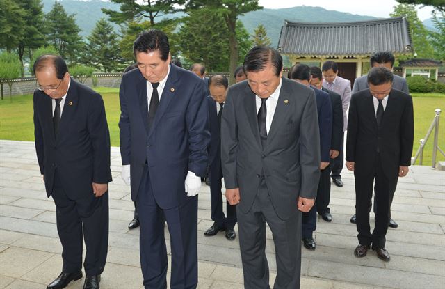 충남도의회 의장단이 1일 윤봉길 의사 위패를 모신 예산군 충의사를 참배하고 있다.앞줄 왼쪽부터 조치연 제2부의장, 윤석우 의장, 신재원 제1부의장. 충남도의회 제공