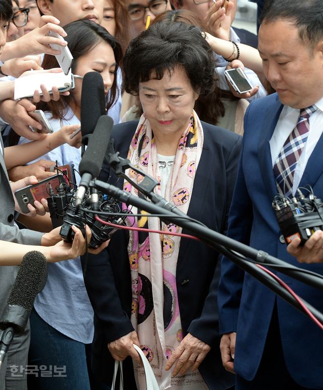 [저작권 한국일보]롯데면세점 입점 관련 금품수수 등의 혐의를 받고 있는 신영자 롯데재단 이사장이 1일 오전 서울 서초동 서울중앙지검 별관에서 검찰 조사를 받기 앞서 취재진의 질문에 대답하고 있다. 서재훈기자 spring@hankookilbo.com