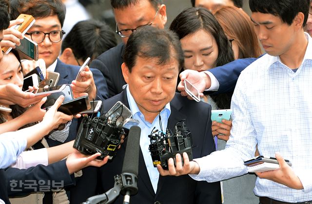 [저작권 한국일보] 5조 4,000억원대 회계사기를 저지른 혐의를 받고 있는 고재호 전 대우조선해양 사장이 4일 오전 피의자 신분으로 조사를 받기 위해 서울 서초구 서울중앙지검 별관에 들어서고 있다. 고영권기자youngkoh@hankookilbo.com