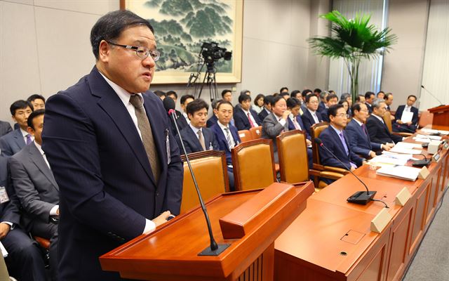 청와대 안종범 정책조정수석이 1일 국회에서 열린 운영위원회에서 경제수석 시절 참가했던 ‘서별관 회의’에 대한 질의에 답하고 있다. 연합뉴스