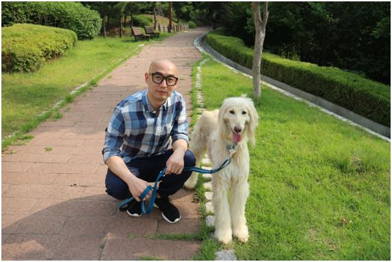 김선준 페밀리 대표가 아프간하운드 종 ‘오라’의 산책을 시키고 있다.