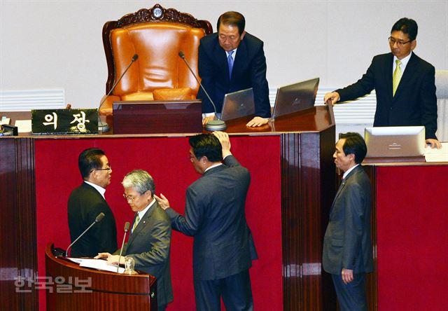 박지원(앞줄 왼쪽) 국민의당 원내대표와 정진석 새누리당 원내대표(앞줄 왼쪽 세 번째), 우상호 더불어민주당(앞줄 오른쪽) 원내대표가 5일 국회 본회의에서 김동철(앞줄 왼쪽 두 번째) 의원의 발언으로 여야 의원들 사이에서 논란이 이어지자 사태 수습을 위해 국회 의장석 앞에 모여있다. 고영권 기자