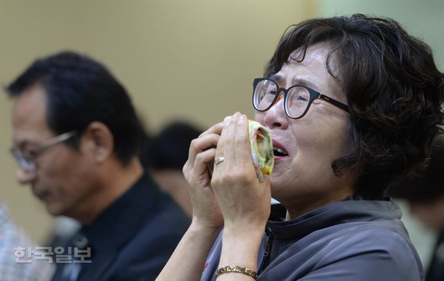 [저작권 한국일보]5일 오후 변호사회관에서 사법연수원 41기 동기회 주최로 열린 '김홍영 검사의 죽음에 관한 진상규명과 책임자 처벌을 촉구하는 기자회견'에서 김 검사의 어머니 이기남씨가 눈물을 흘리고 있다. 서재훈기자