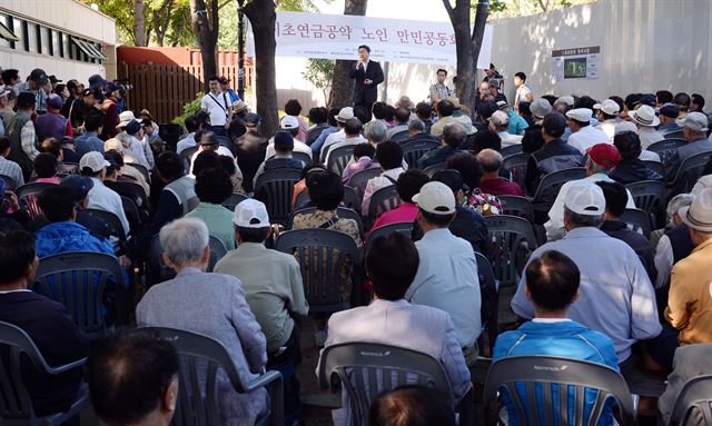 노인복지 문제를 다루기 위해 열린 노인만민공동회. 만민공동회는 참여민주주의의 상징으로서 지금까지도 여러 형태의 집회에 원용되고 있다. 한국일보 자료사진