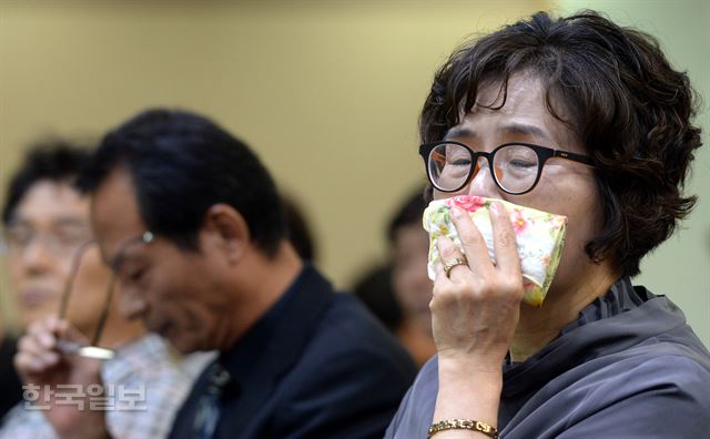 5일 오후 서울지방변호사협회에서 사법연수원 41기 동기회 주최로 열린 '김홍영 검사의 죽음에 관한 진상규명과 책임자 처벌 촉구 기자회견'에서 김 검사의 어머니 이기남 씨가 눈물을 흘리고 있다. 서재훈기자