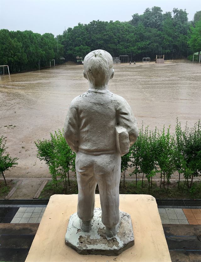 21세기에 남겨진 이승복의 동상은 청산해야 할 구시대의 잔재인가, 아니면 보존할 만한 현대사의 유산인가. 경기도의 한 초등학교에 ‘반공소년 이승복’의 동상이 텅 빈 운동장을 향해 세워져 있다.