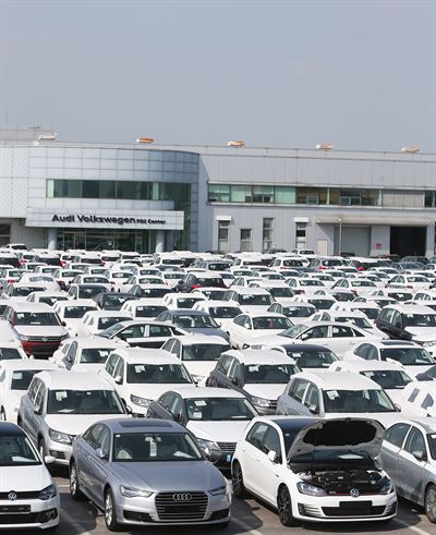 경기 평택항 자유무역지역에 폴크스바겐과 아우디 차량 수천 대가 세워져 있다. 평택=연합뉴스