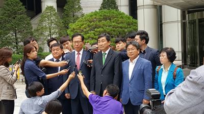 국가정보원 직원을 감금한 혐의로 기소된 이종걸(오른쪽에서 세번째) 더불어민주당 의원 등 야당 전ㆍ현직 의원 4명이 6일 서울 서초구 서울중앙지법에서 무죄 판결 후 소감을 밝히고 있다. 손현성 기자