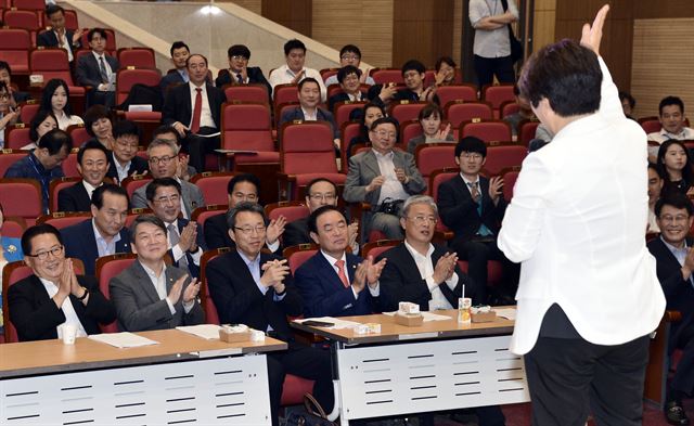 박지원(앞줄 왼쪽) 국민의당 비상대책위원장과 안철수(왼쪽 두 번째) 전 공동대표 등 국민의당 구성원들이 5일 오전 서울 여의도 국회의원회관에서 열린 성희롱 예방교육 ‘성희롱 없는 성평등 국회로'에 참석해 문강분 행복한 일 연구소 대표의 강연을 경청하며 박수를 치고 있다. 뉴시스