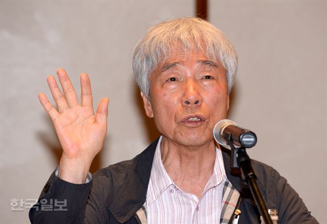 이우환 화백이 지난달 30일 기자회견에서 경찰이 위작 판정한 13점 모두 자신의 작품이라고 주장하고 있다. 홍인기 기자 ikhong@hankookilbo.com