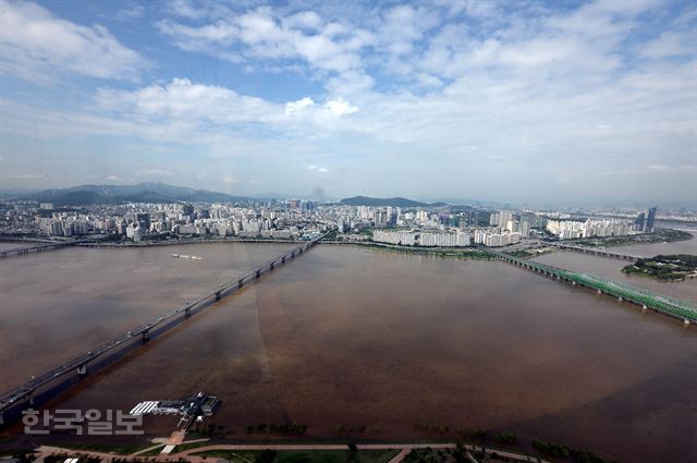 비가 그친 6일 오후 서울 여의도 63빌딩에서 바라본 한강물이 누런 황토색을 띄고 있어 청명한 하늘과 대조를 보이고 있다.배우한기자