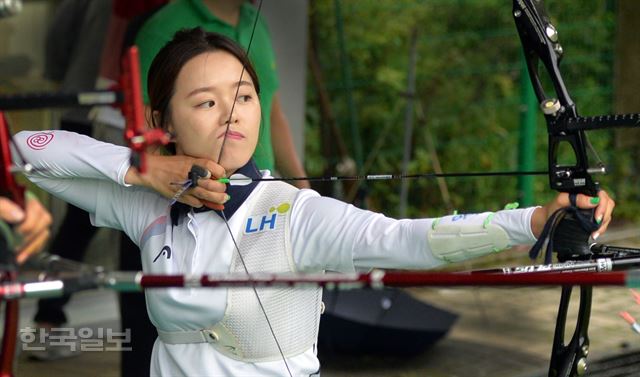 여자 양궁의 맏언니 장혜진이 지난 5일 태릉 선수촌에서 활시위를 당기고 있다. 신상순 선임기자