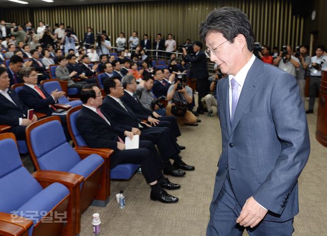 유승민 새누리당 의원이 6일 복당 뒤 처음 열린 의원총회에 참석해 인사말을 한 뒤 자리로 돌아가고 있다. 오대근 기자 inliner@hankookilbo.com