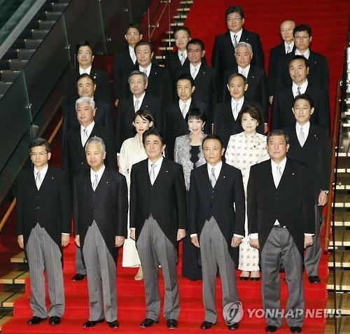 지난해 10월7일 개각 후 아베 신조(安倍晋三) 일본 총리가 각료들과 단체로 기념촬영을 하는 모습. 도쿄 교도=연합뉴스 자료사진