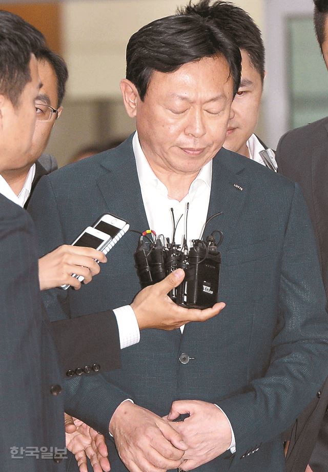 지난 3일 출장을 마치고 김포국제공항을 통해 귀국한 신동빈 롯데그룹 회장. 롯데케미칼은 신 회장이 대표로 취임한 직후 인수한 계열사를 통해 국가를 상대로 270억원대 소송 사기를 벌인 혐의를 받고 있다. 배우한기자 bwh3140@hankookilbo.com