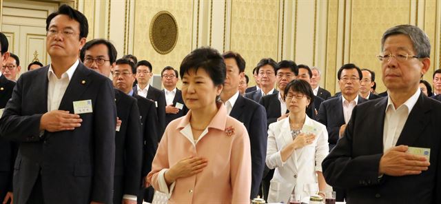 박근혜 대통령과 새누리당 김희옥 혁신비상대책위원장(오른쪽), 정진석 원내대표(왼쪽) 등이 8일 청와대에서 열린 새누리당 지도부 및 국회의원 오찬에서 국기에 대한 경례를 하고 있다. 연합뉴스