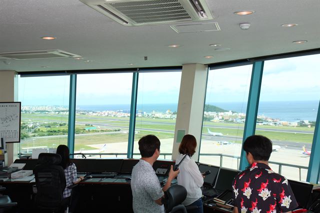 제주공항 관제탑- 제주지방항공청 제공/2016-07-06(한국일보)