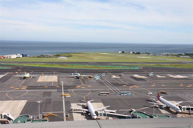 제주공항 관제탑에서 내려다 본 제주 공항. 제주지방항공청 제공./2016-07-06(한국일보)