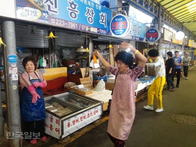 대인시장에서 젊은이들이 노래하고 춤추며 흥을 돋우고 있다. 대인시장은 주말 야시장으로 유명하다.