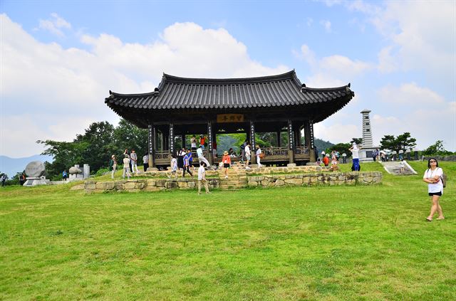 화순 적벽 건너 편에 세운 망향정. 수몰 지역 주민들이 고향을 바라볼 수 있도록 지은 정자다.