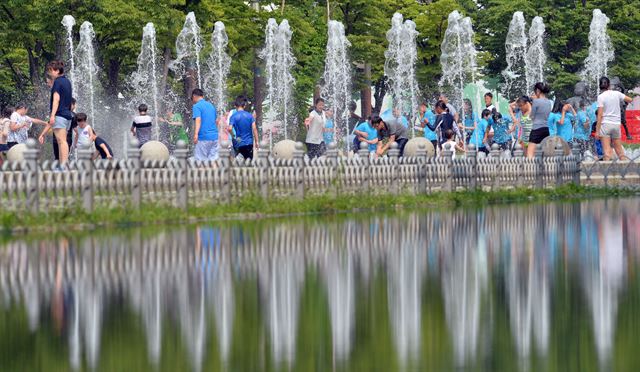 서울 낮기온이 32도를 기록하는 등 무더운 날씨가 이어진 8일 서울 성동구 서울숲에서 아이들이 바닥분수에서 물놀이 하며 더위를 식히고 있다. 뉴스1