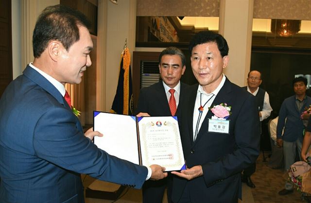 도전한국인운동본부로부터 제4회 도전한국인 대상을 수상한 박용갑(오른쪽) 대전 중구청장. 대전 중구 제공 /2016-07-10(한국일보)