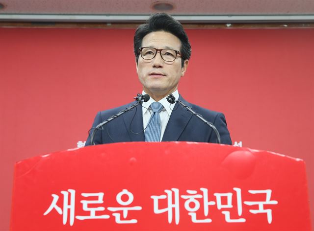 정병국 새누리당 의원이 10일 서울 여의도 당사에서 당 대표 출마 기자회견을 하고 있다. 뉴스1