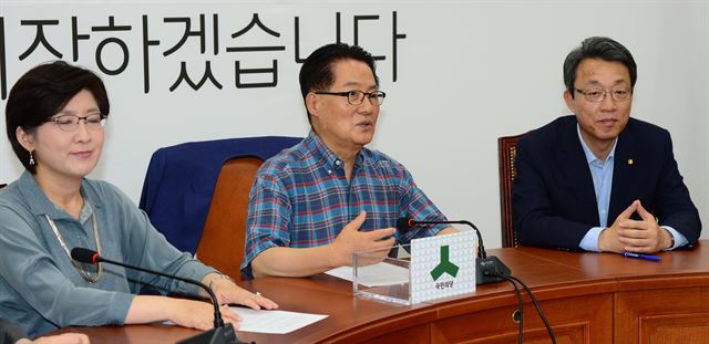 박지원 국민의당 비대위원장이 10일 국회에서 중앙선거관리위원회의 조동원 전 새누리당 홍보본부장 고발과 관련해 대책회의를 하고 있다. 오대근기자 inliner@hankookilbo.com