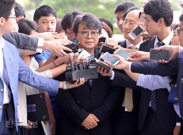 남상태(66ㆍ구속) 전 대우조선해양 사장의 측근으로 분류되는 건축가 이창하씨가 피의자 신분으로 11일 오전 검찰에 출석하고 있다. 인테리어 업체 디에스온을 운영하는 이 씨는 남 전 사장 재임 기간인 2006∼2012년 일감 몰아주기를 통해 특혜를 받아 남 전 사장의 비자금 조성에 관여한 의혹 등을 받고 있다. 홍인기 기자