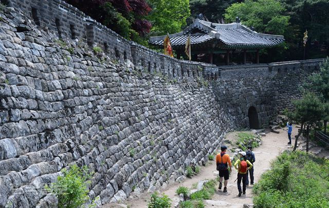 남한산성 성곽 모습. 한국일보 자료사진