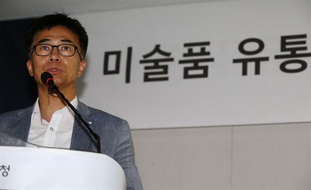 문화체육관광부 우상일 예술정책관이 7일 미술품 유통 투명화 및 활성화를 위한 2차 세미나 시작 전 정부의 미술시장 개입 필요성을 설명하고 있다. 연합뉴스